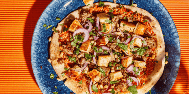 Platbrood met halloumi, gehakt en muhammara